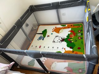 Parque infantil con alfombra de juegos
