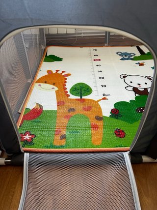 Parque infantil con alfombra de juegos