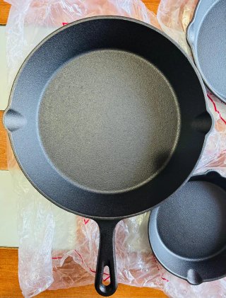 Set di tre padelle in ghisa nuove