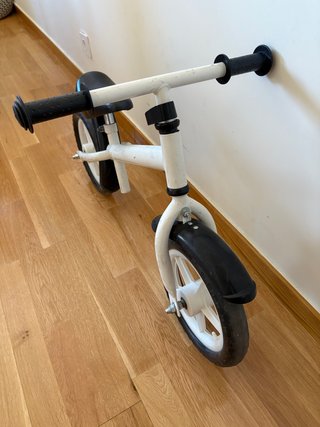 Bicicleta infantil sin pedales blanca