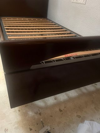Cama con mesita de noche