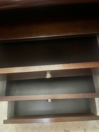 Cama con mesita de noche