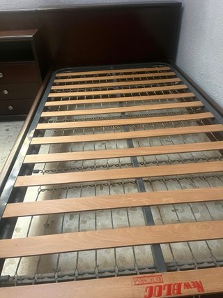 Cama con mesita de noche