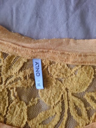 Camiseta Only  color ocre con encaje