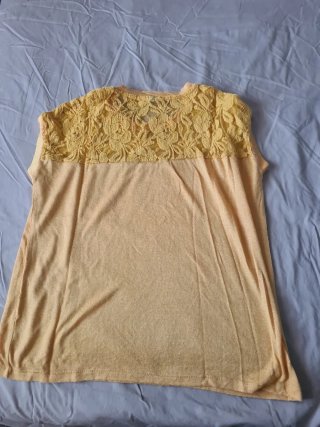 Camiseta Only  color ocre con encaje