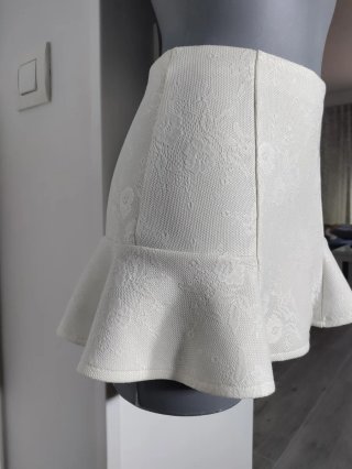 Falda Pull&Bear Blanca Talla S Volante