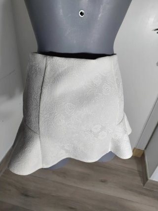 Falda Pull&Bear Blanca Talla S Volante