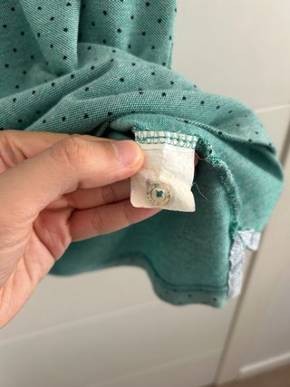 Polo Sfera verde con puntos