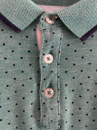 Polo Sfera verde con puntos