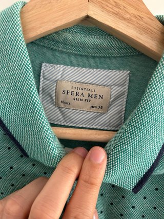 Polo Sfera verde con puntos