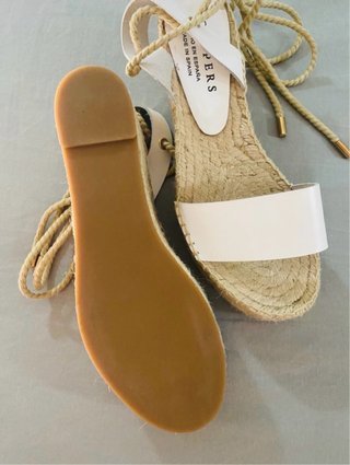 Sandalias Scalpers blancas atadas