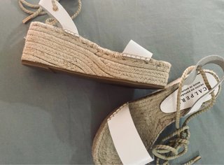 Sandalias Scalpers blancas atadas