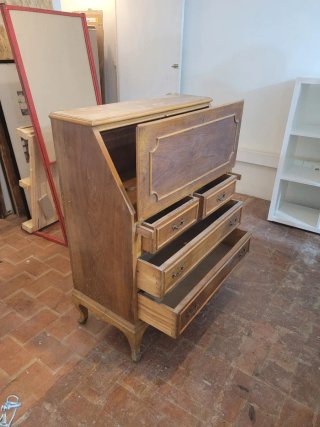 Escritorio antiguo de madera