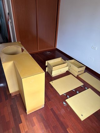 Mueble de baño de madera color mostaza