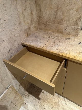 Mueble de baño de madera color mostaza