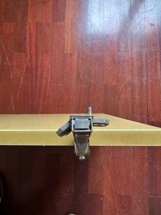 Mueble de baño de madera color mostaza