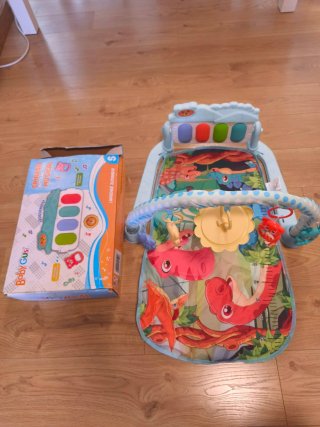 Gimnasio para bebés con piano y juguetes