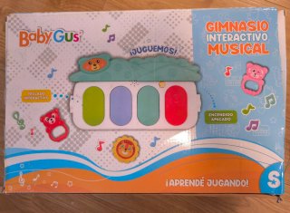 Gimnasio para bebés con piano y juguetes