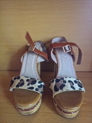 Sandalias de tacón beige y dorado