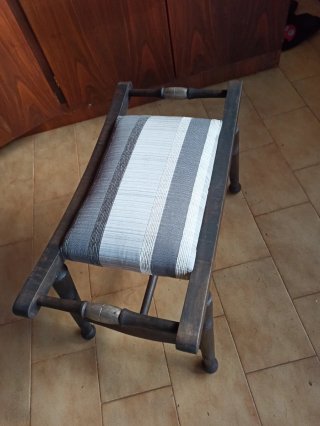 Tamburete de madera con tapizado