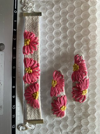 Horquillas y pulsera flores bordadas