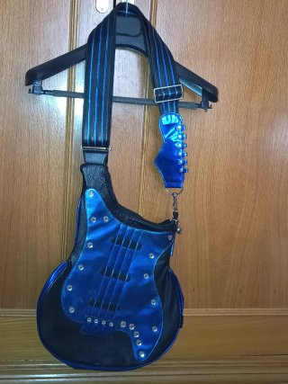 Bolso Negro Forma Guitarra con Ribete Azul