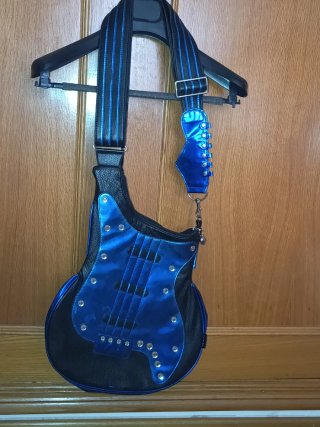 Bolso Negro Forma Guitarra con Ribete Azul