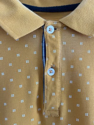 Polo Sfera mostaza estampado