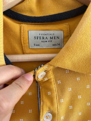 Polo Sfera mostaza estampado