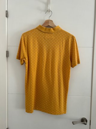 Polo Sfera mostaza estampado