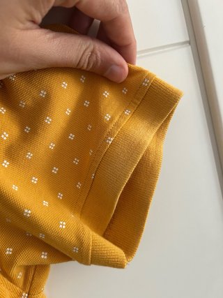 Polo Sfera mostaza estampado