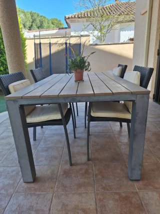 Mesa de jardín con sillas ratán