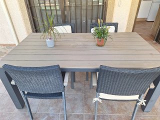 Mesa de jardín con sillas ratán