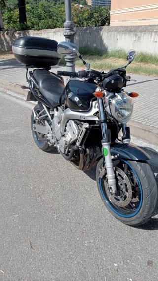 Yamaha Naked Negra