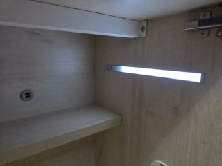 Cama abatible con armario superior