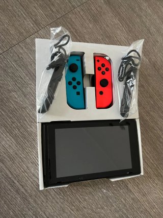 Nintendo Switch con Joy-Con e 3 giochi