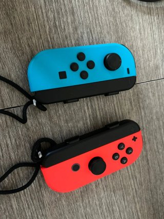 Nintendo Switch con Joy-Con e 3 giochi