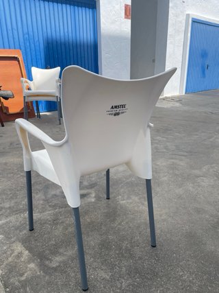 Sillas de terraza blancas y grises