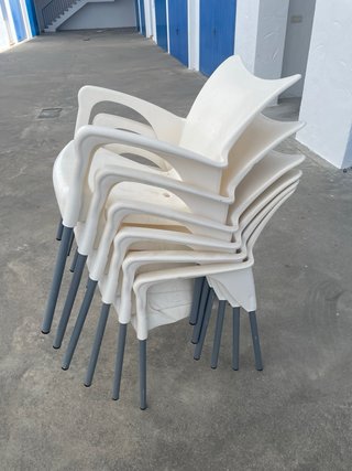Sillas de terraza blancas y grises