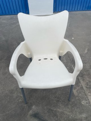 Sillas de terraza blancas y grises