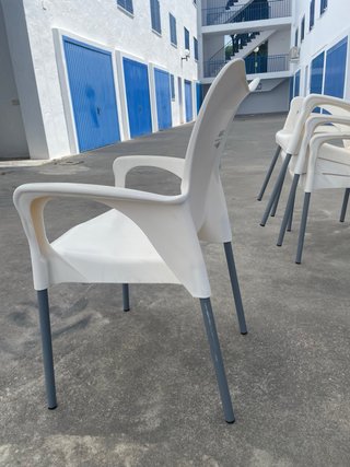 Sillas de terraza blancas y grises