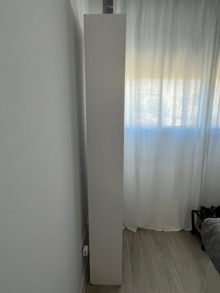 Estantería asimétrica blanca de madera