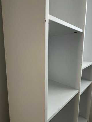 Estantería asimétrica blanca de madera