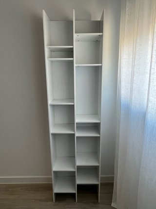 Estantería asimétrica blanca de madera