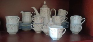 Juego de café porcelana con detalles pintados.