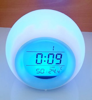 Reloj despertador con luces y temperatura