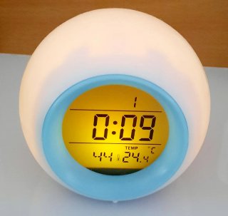 Reloj despertador con luces y temperatura