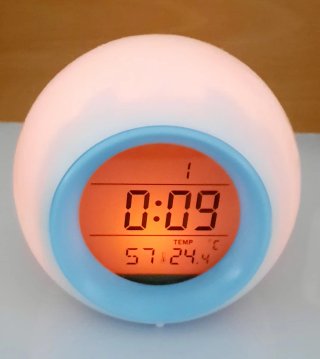 Reloj despertador con luces y temperatura