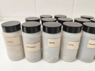 Lote 19 botes minerales y suelos laboratorio