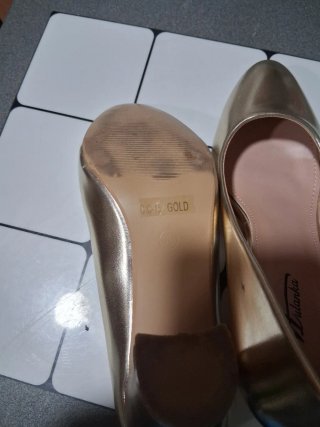 Zapatos dorados de tacón
